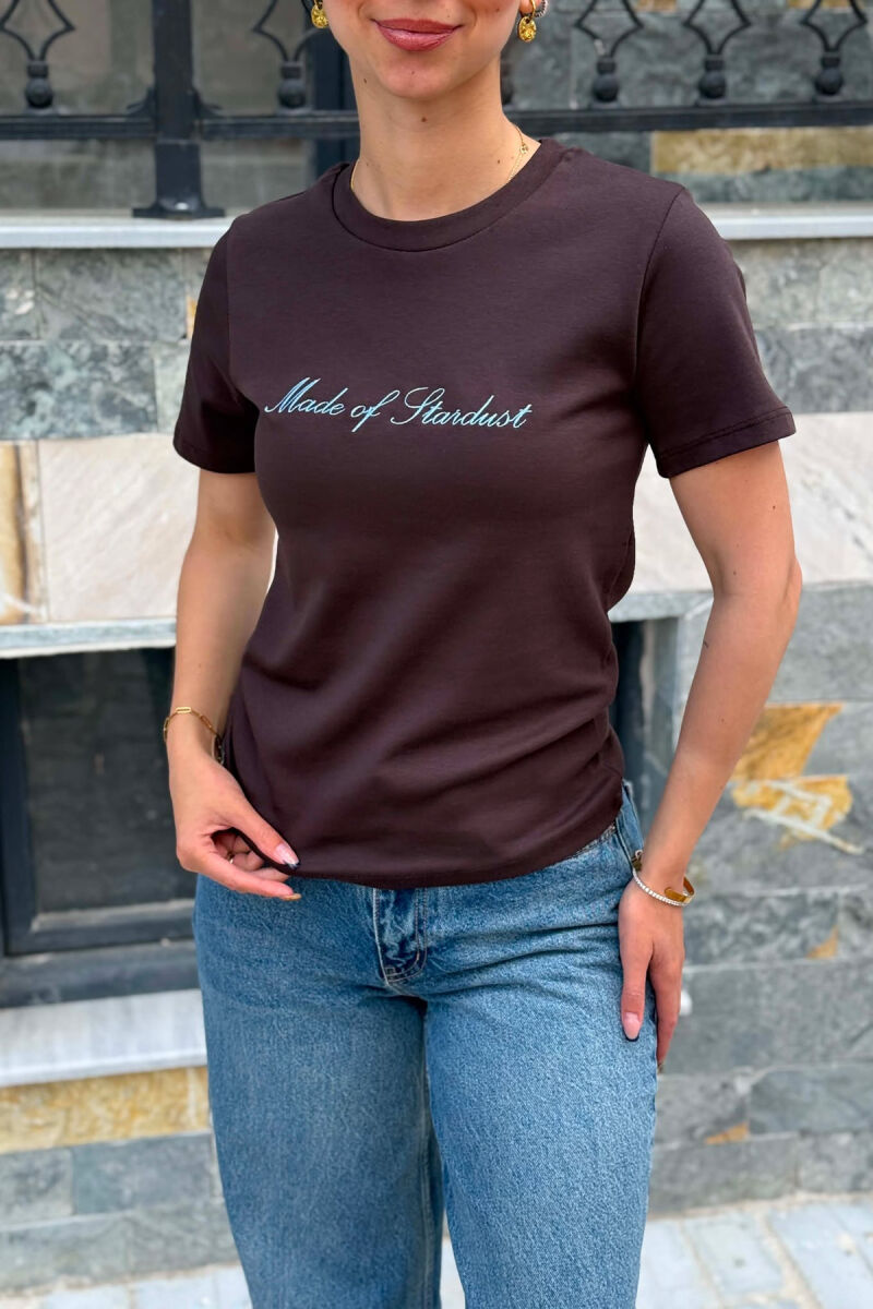 T-SHIRT NJE NGJYRESH ME SHKRIME NE PJESEN PARA PER FEMRA NE NGJYRE KAFE - 2