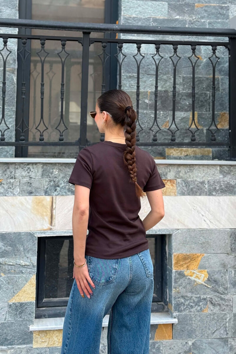 T-SHIRT NJE NGJYRESH ME SHKRIME NE PJESEN PARA PER FEMRA NE NGJYRE KAFE - 3