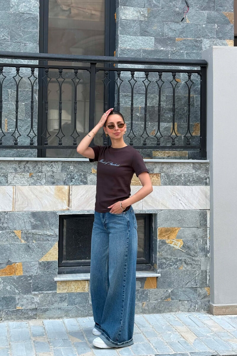 T-SHIRT NJE NGJYRESH ME SHKRIME NE PJESEN PARA PER FEMRA NE NGJYRE KAFE - 4