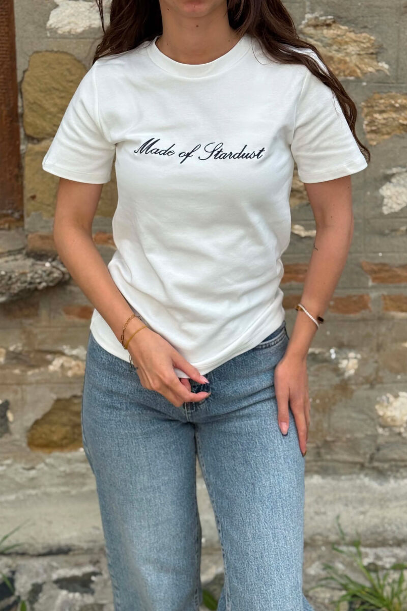T-SHIRT NJE NGJYRESH ME SHKRIME NE PJESEN PARA PER FEMRA NE NGJYRE TE BARDHE - 1