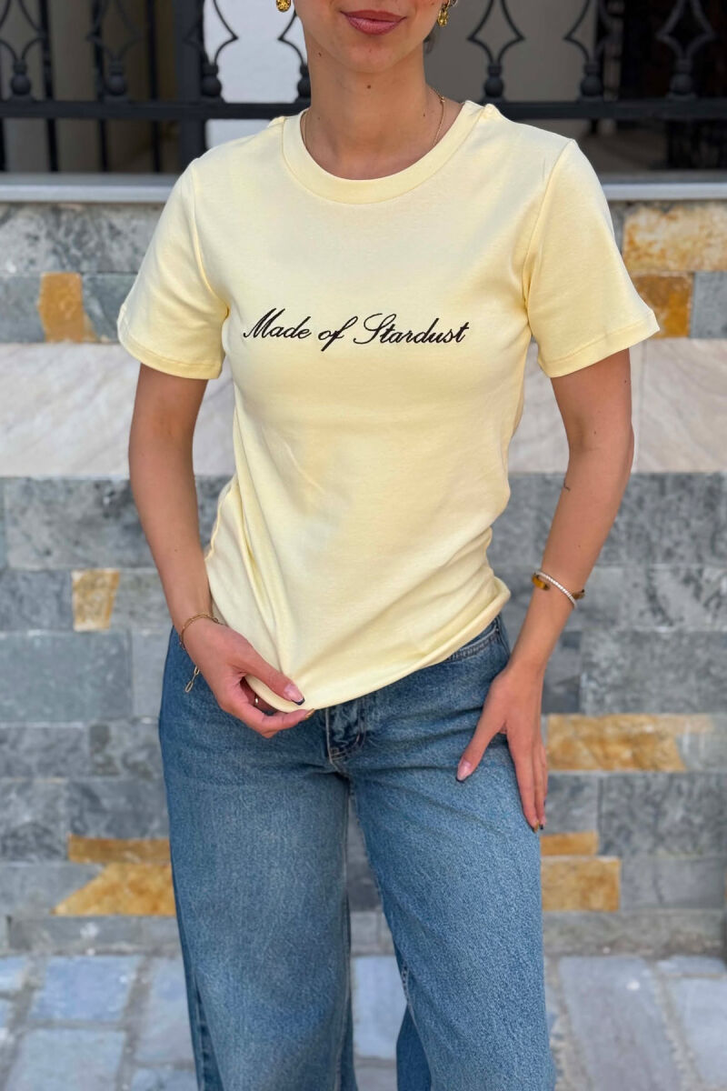 T-SHIRT NJE NGJYRESH ME SHKRIME NE PJESEN PARA PER FEMRA NE NGJYRE TE VERDHE - 2