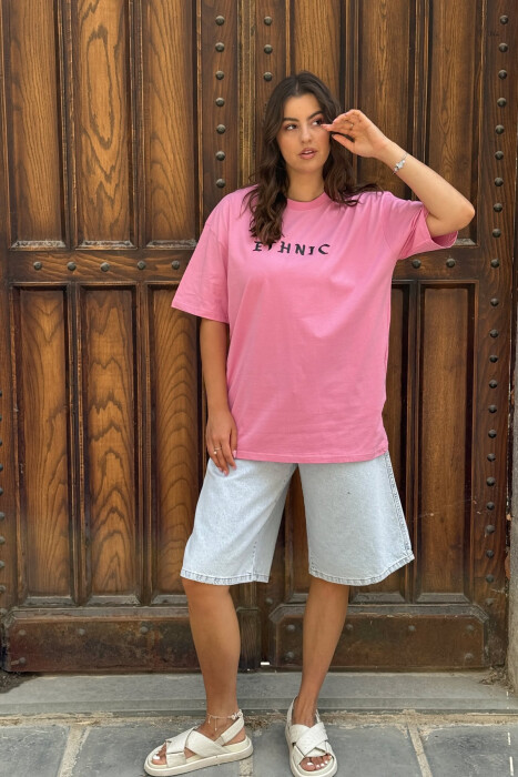 T-SHIRT NJË NGJYRËSH ME SHKRIME PËR FEMRA NË NGJYRËN ROZË - 1