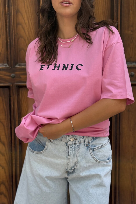 T-SHIRT NJË NGJYRËSH ME SHKRIME PËR FEMRA NË NGJYRËN ROZË - 3