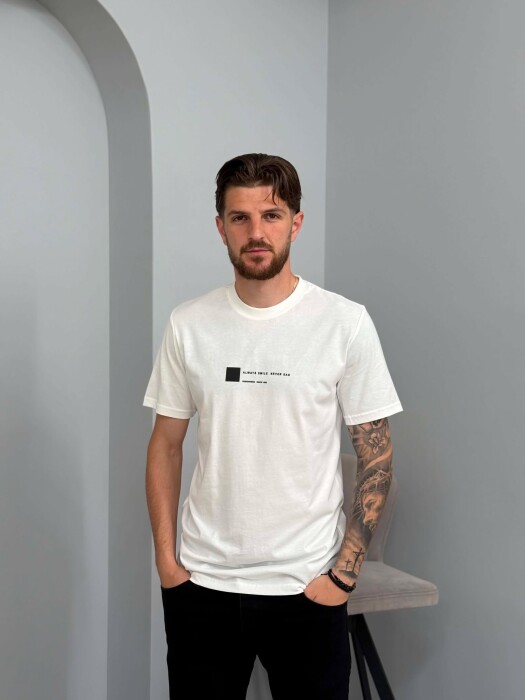 T-SHIRT NJE NGJYRESH ME SHKRIME PER MESHKUJ NE NGJYRE TE BARDHE - KLAUDIO FASHION