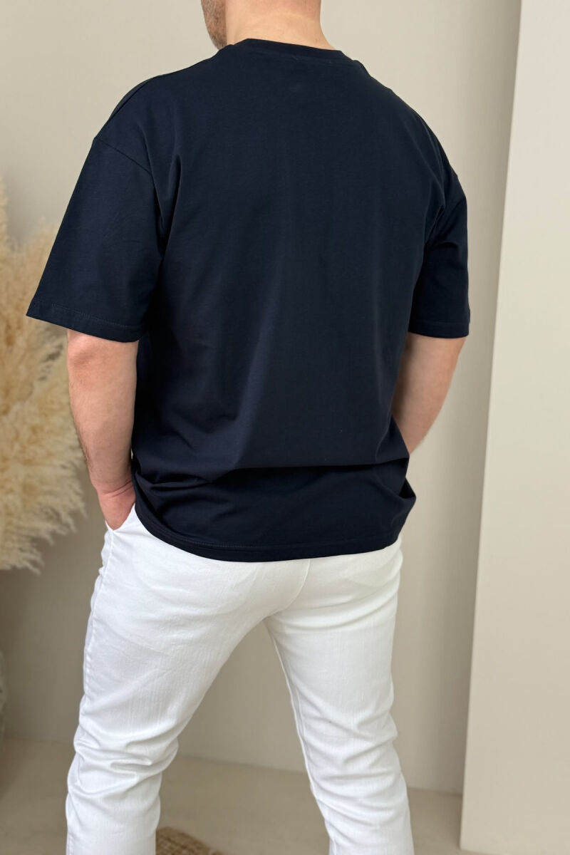 T-SHIRT NJË NGJYRËSH ME SHKRIME PËR MESHKUJ NË NGJYRËN BLU E ERRËT - 3