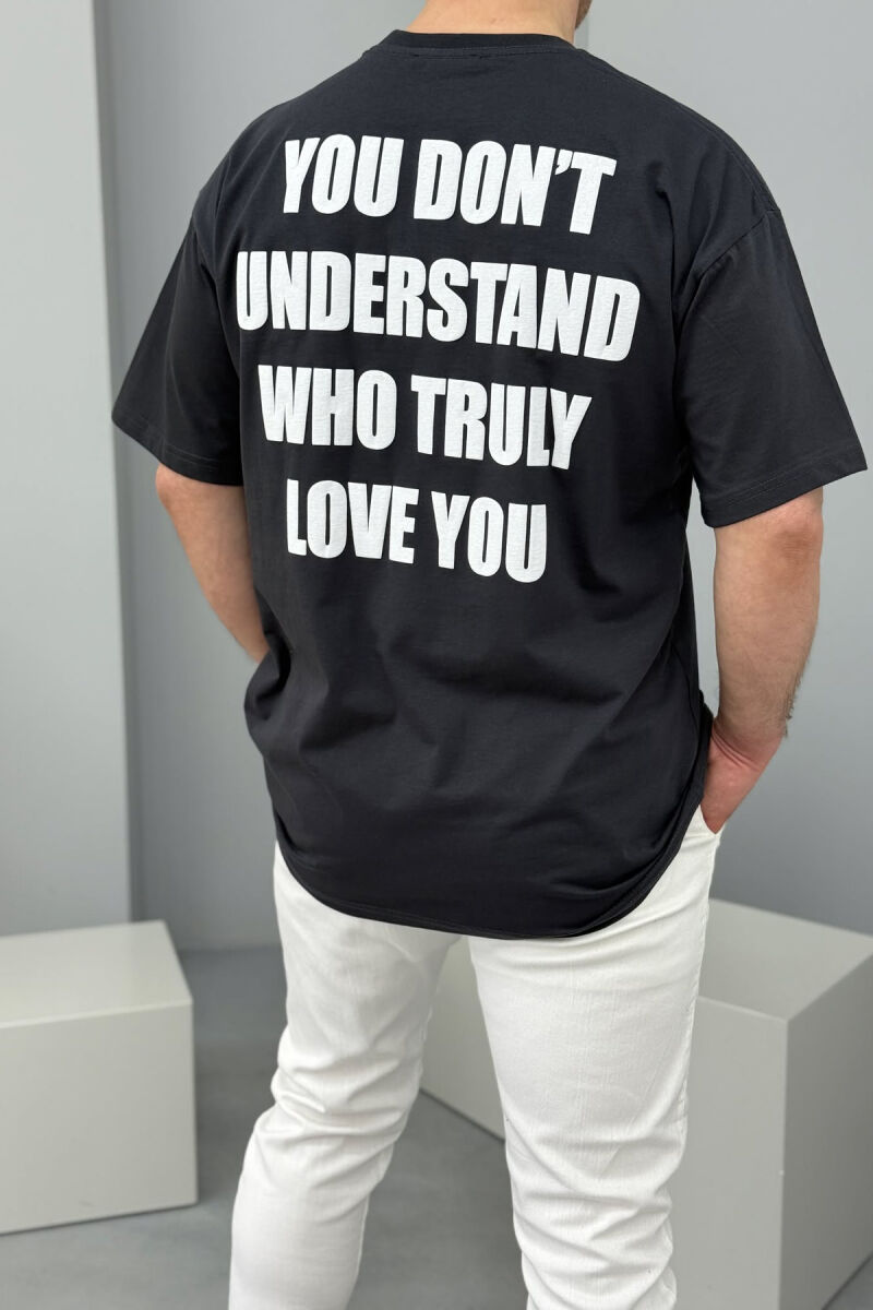 T-SHIRT NJË NGJYRËSH ME SHKRIME PËR MESHKUJ NË NGJYRËN GRI E ERRËT - 2