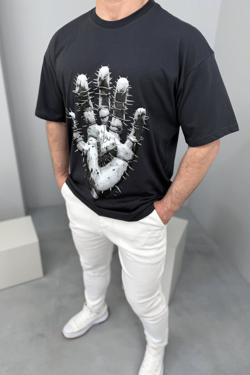 T-SHIRT NJË NGJYRËSH ME SHKRIME PËR MESHKUJ NË NGJYRËN GRI E ERRËT - 3