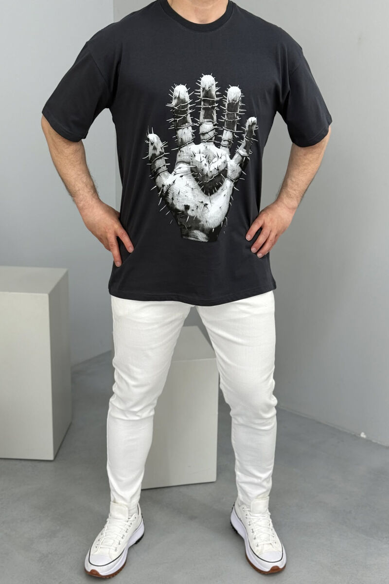 T-SHIRT NJË NGJYRËSH ME SHKRIME PËR MESHKUJ NË NGJYRËN GRI E ERRËT - 4