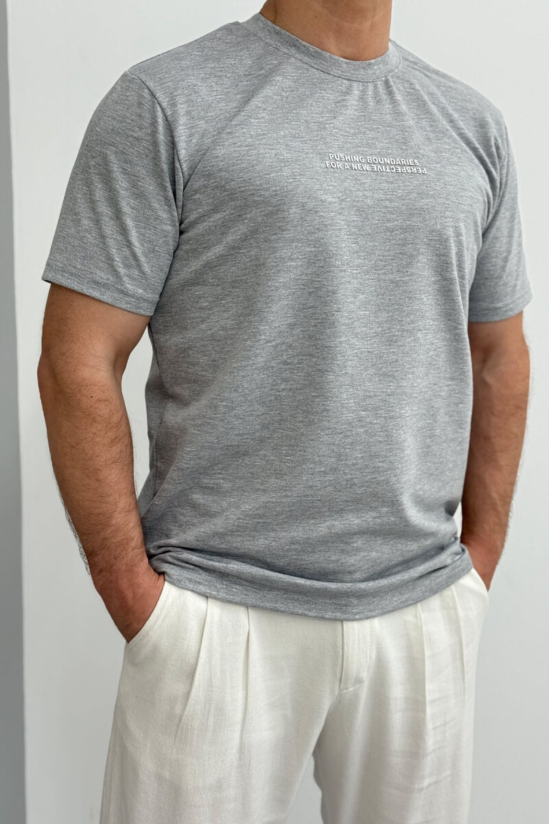 T-SHIRT NJË NGJYRËSH ME SHKRIME PËR MESHKUJ NË NGJYRËN GRI E ZBARDHUR - 1