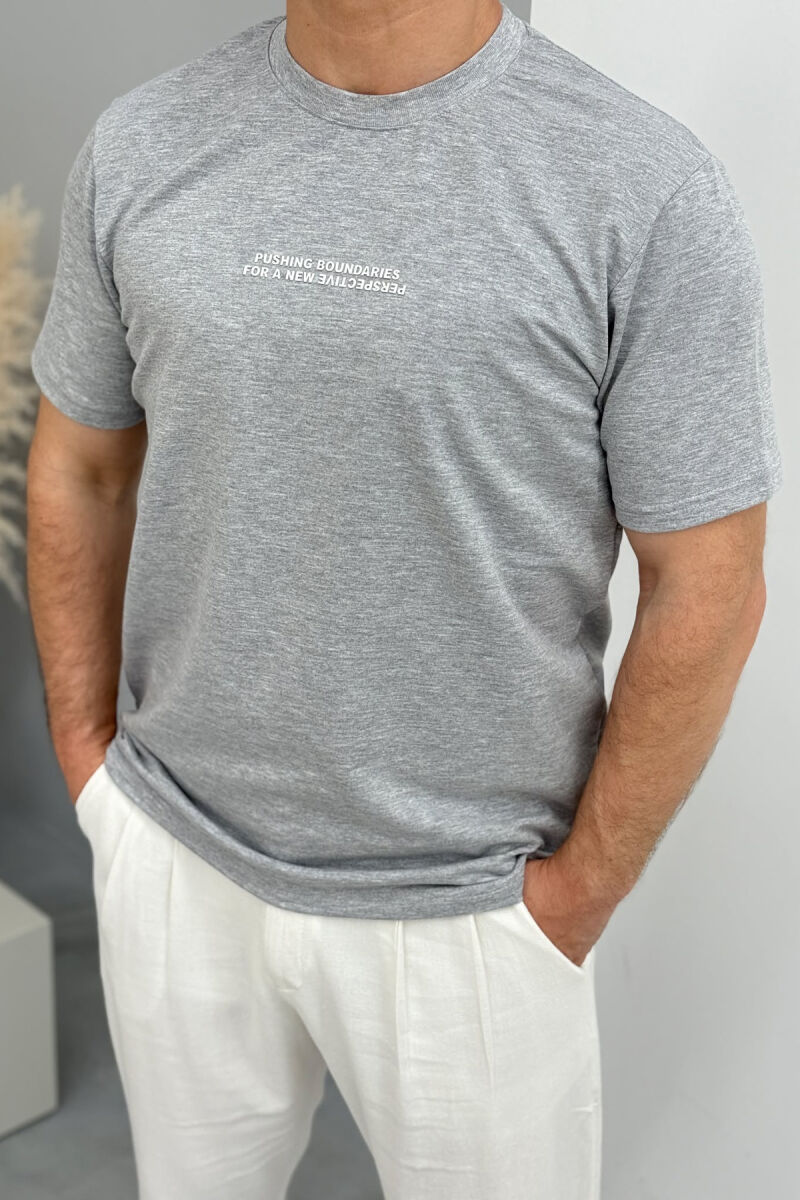 T-SHIRT NJË NGJYRËSH ME SHKRIME PËR MESHKUJ NË NGJYRËN GRI E ZBARDHUR - 3