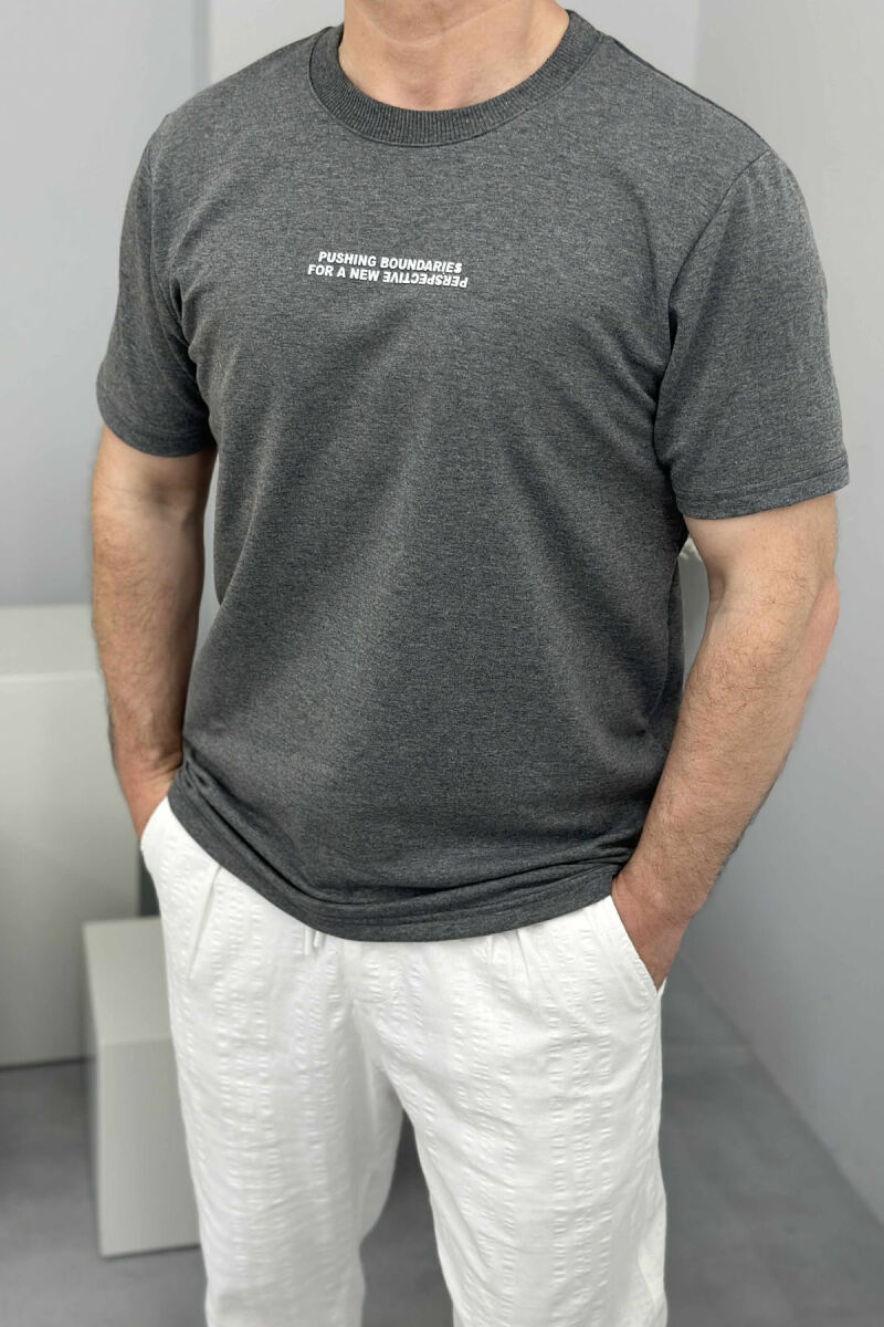 T-SHIRT NJË NGJYRËSH ME SHKRIME PËR MESHKUJ NË NGJYRËN GRI - 1