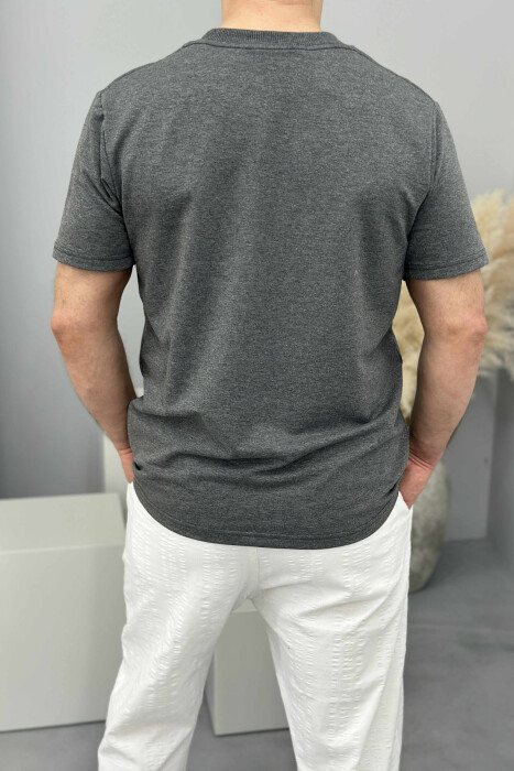 T-SHIRT NJË NGJYRËSH ME SHKRIME PËR MESHKUJ NË NGJYRËN GRI - 3