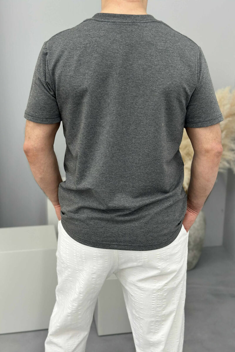 T-SHIRT NJË NGJYRËSH ME SHKRIME PËR MESHKUJ NË NGJYRËN GRI - 3