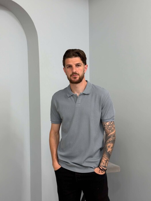 T-SHIRT NJE NGJYRESH ME TEKSTURE PER MESHKUJ NE NGJYRE GRI TE ZBARDHUR - 1