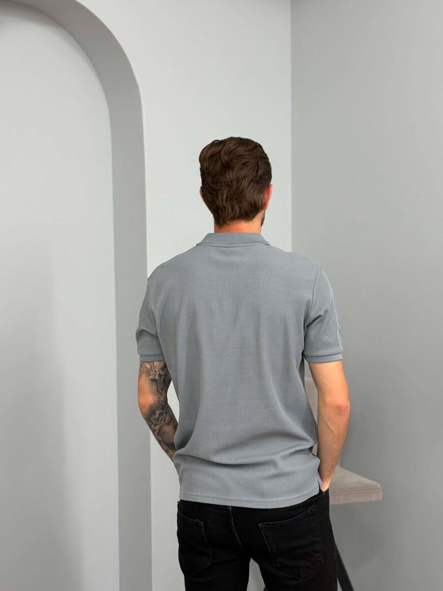 T-SHIRT NJE NGJYRESH ME TEKSTURE PER MESHKUJ NE NGJYRE GRI TE ZBARDHUR - 2