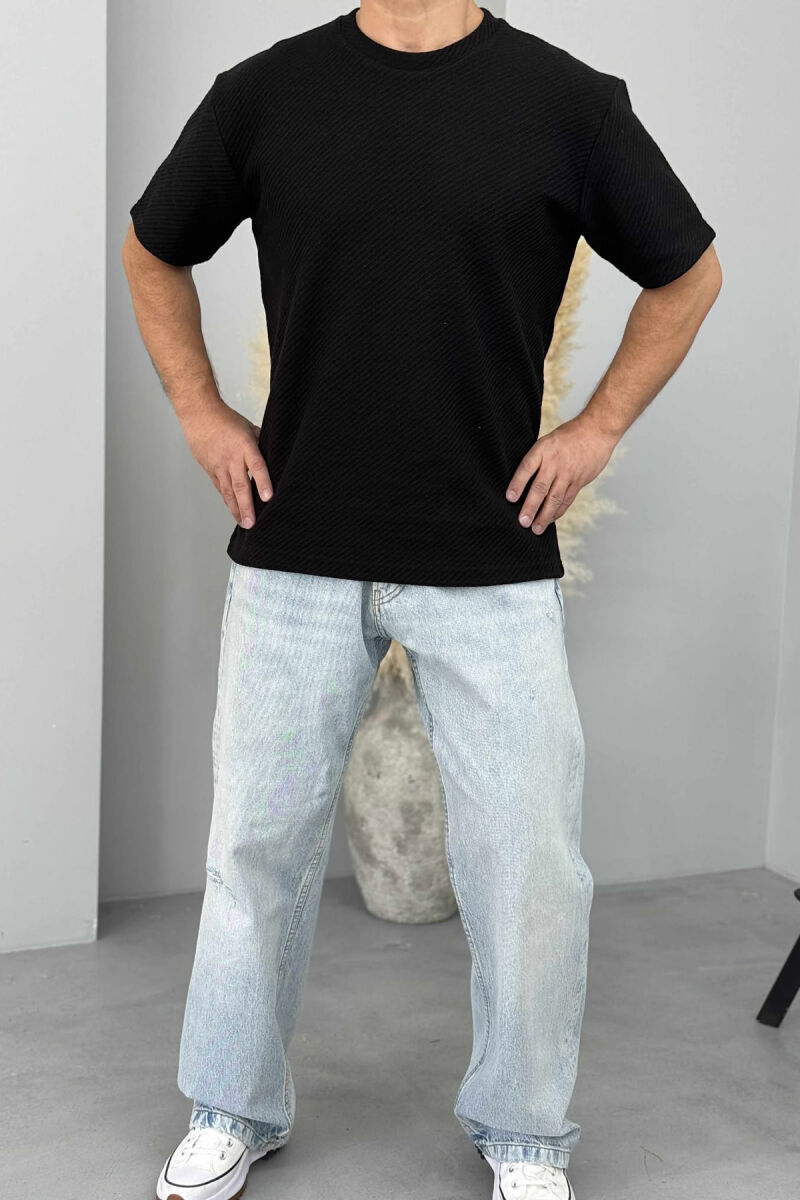 T-SHIRT NJË NGJYRËSH ME TEKSTURË PËR MESHKUJ NË NGJYRËN E ZEZË - 1