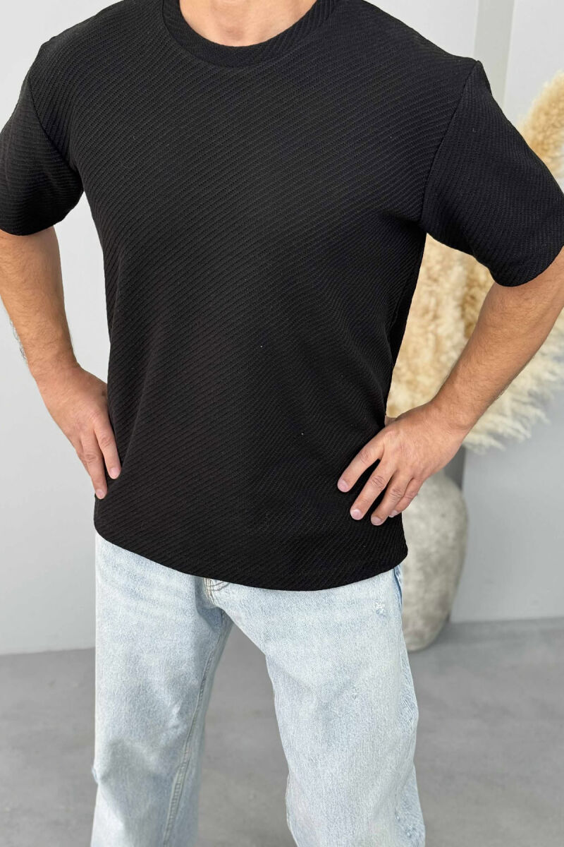 T-SHIRT NJË NGJYRËSH ME TEKSTURË PËR MESHKUJ NË NGJYRËN E ZEZË - 2