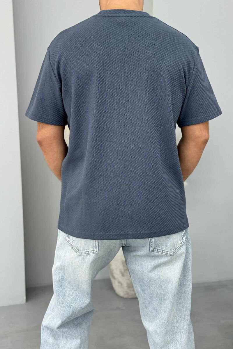 T-SHIRT NJË NGJYRËSH ME TEKSTURË PËR MESHKUJ NË NGJYRËN GRI E ERRËT - 3