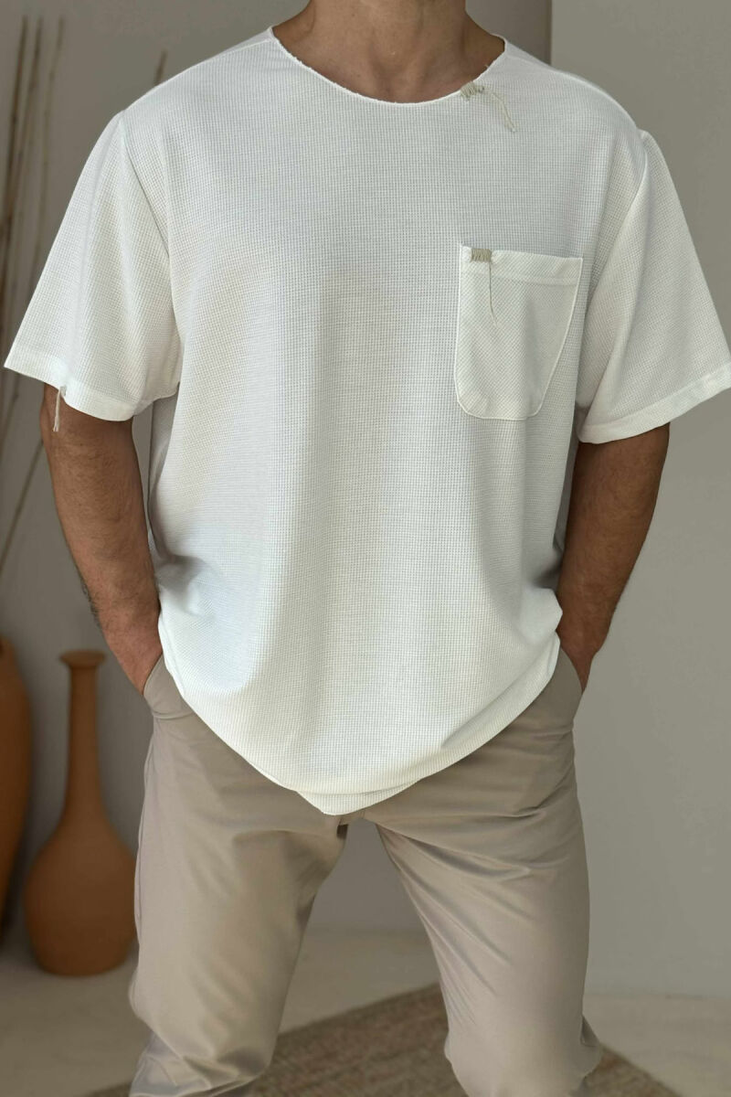 T-SHIRT NJË NGJYRËSH ME XHEP PËR MESHKUJ NË NGJYRËN E BARDHË - 2