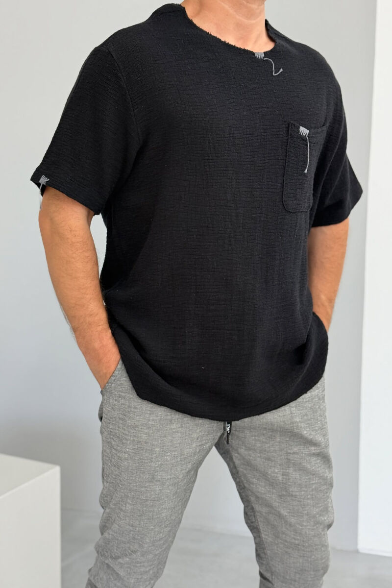 T-SHIRT NJË NGJYRËSH ME XHEP PËR MESHKUJ NË NGJYRËN E ZEZË - 2