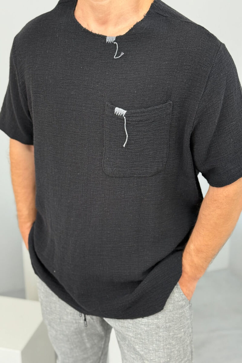 T-SHIRT NJË NGJYRËSH ME XHEP PËR MESHKUJ NË NGJYRËN E ZEZË - 3