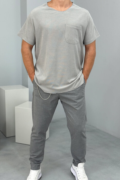 T-SHIRT NJË NGJYRËSH ME XHEP PËR MESHKUJ NË NGJYRËN GRI - 1