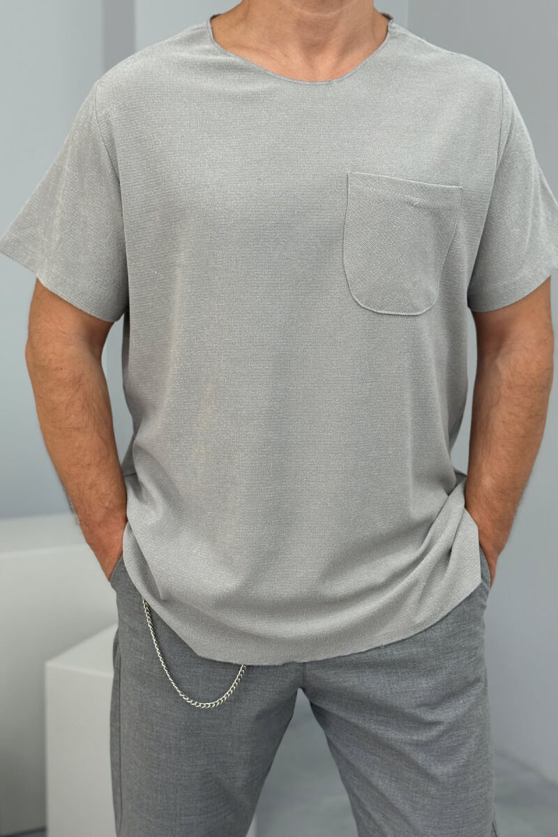 T-SHIRT NJË NGJYRËSH ME XHEP PËR MESHKUJ NË NGJYRËN GRI - 2