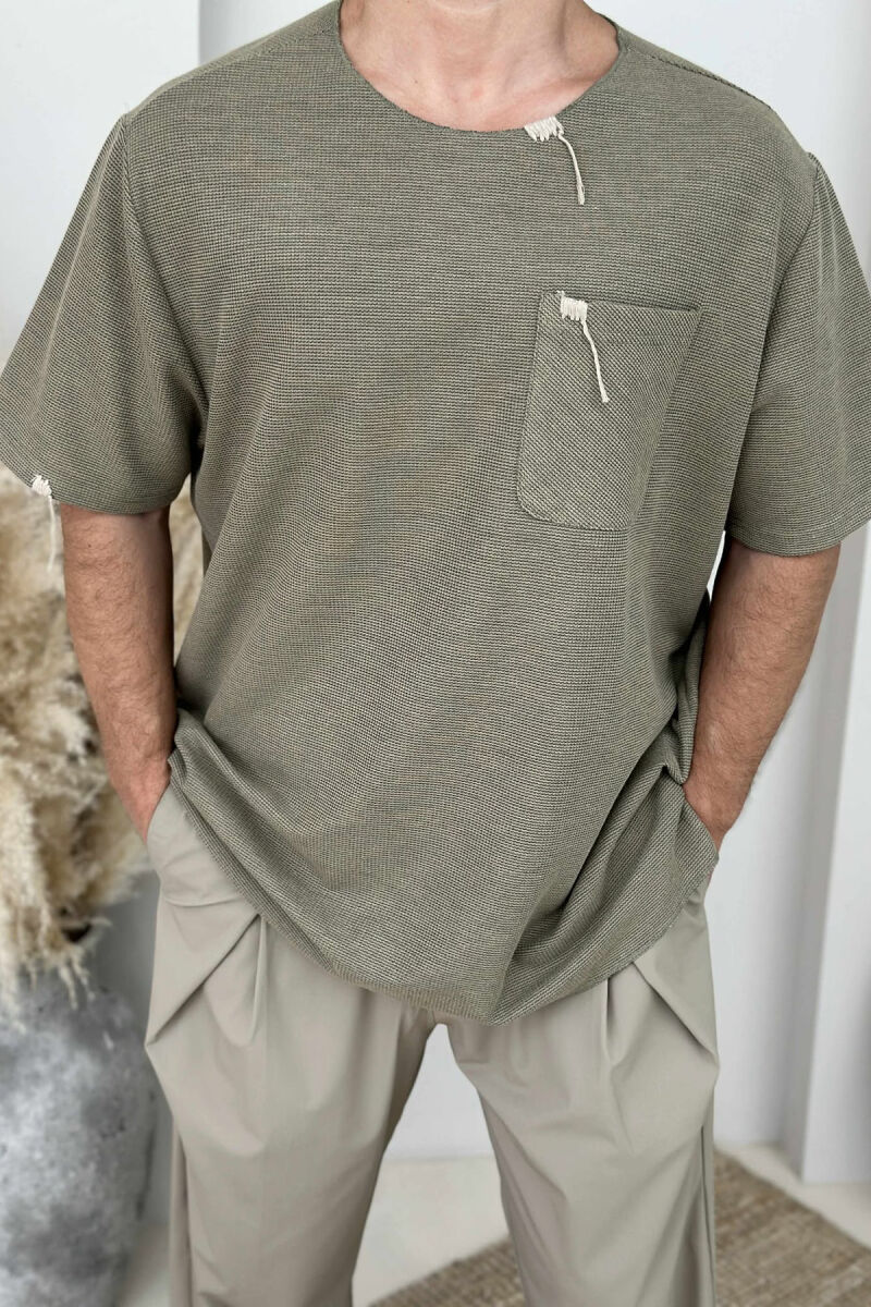 T-SHIRT NJË NGJYRËSH ME XHEP PËR MESHKUJ NË NGJYRËN JESHILE E ERRËT - 2