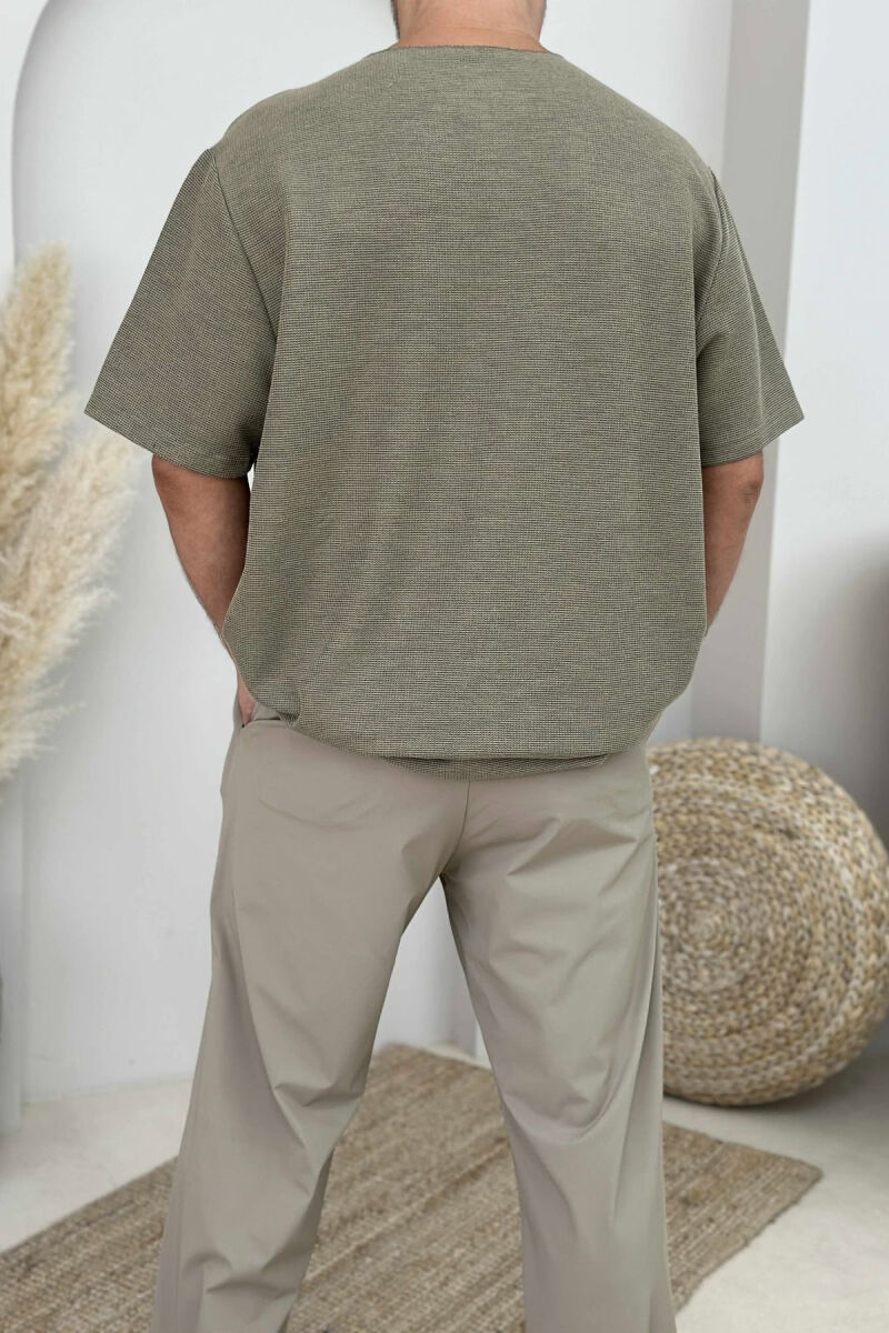 T-SHIRT NJË NGJYRËSH ME XHEP PËR MESHKUJ NË NGJYRËN JESHILE E ERRËT - 3