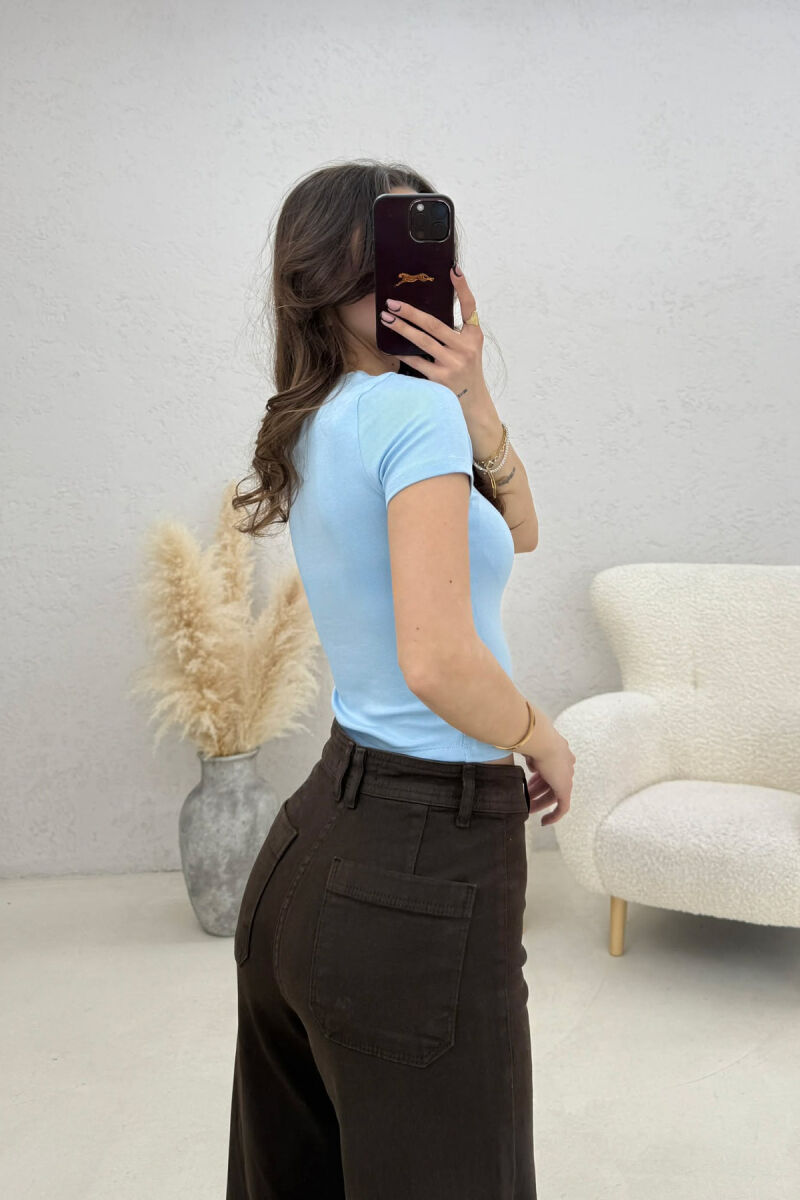 T-SHIRT NJE NGJYRESH PER FEMRA NE NGJYRE BLU TE ZBARDHUR - 4