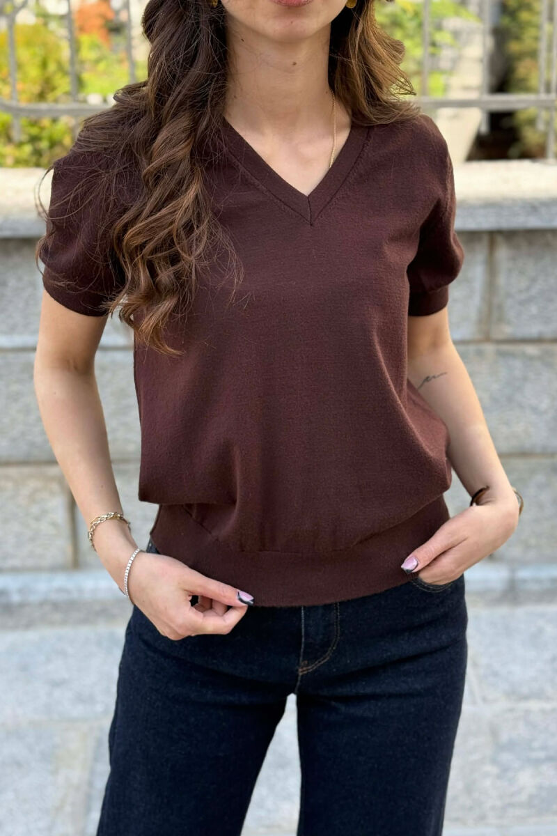 T-SHIRT NJE NGJYRESH ME JAKE V PER FEMRA NE NGJYRE KAFE - 4