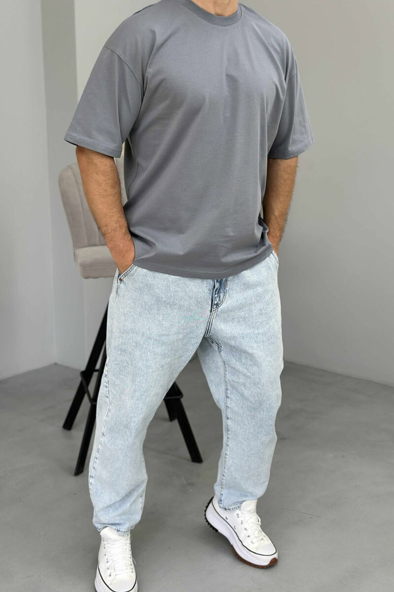 T-SHIRT NJË NGJYRËSH PËR MESHKUJ NË NGJYRËN GRI - 2