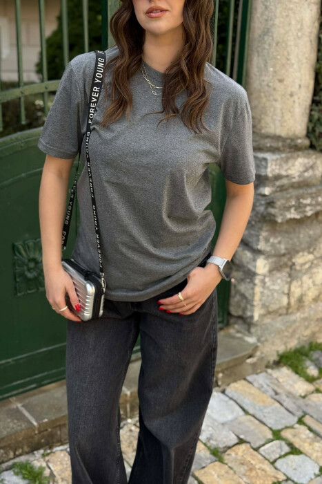 T-SHIRT NJE NGJYRESH PER FEMRA NE NGJYRE GRI TE ERRET + 6 PALE ÇORAPE DHURATE - 4