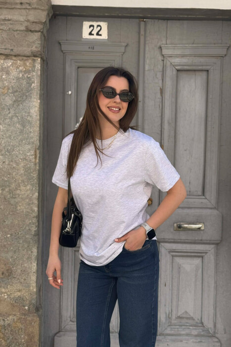 T-SHIRT NJE NGJYRESH PER FEMRA NE NGJYRE GRI TE ZBARDHUR + 6 PALE ÇORAPE DHURATE - 1