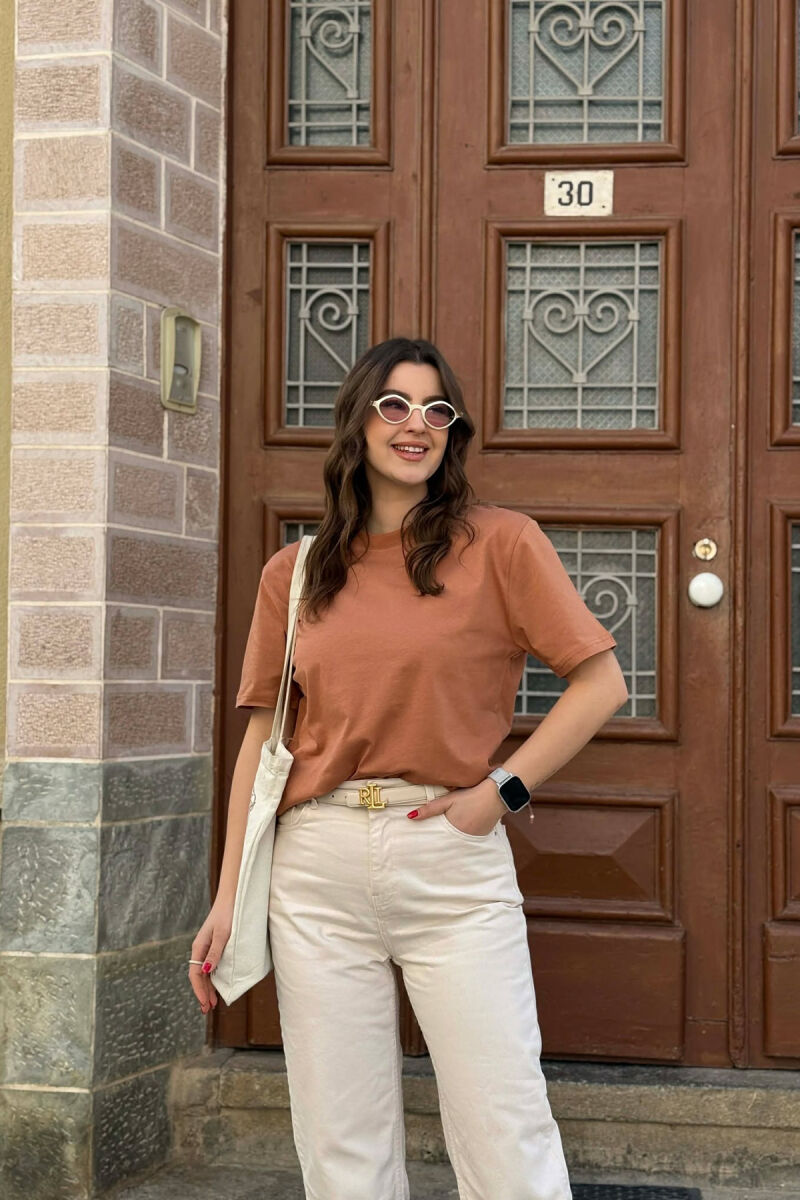 T-SHIRT NJE NGJYRESH PER FEMRA NE NGJYRE KAFE + 6 PALE ÇORAPE DHURATE - 1