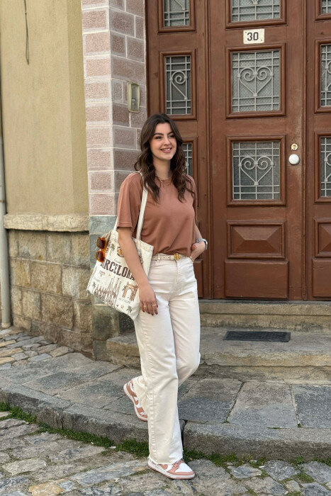 T-SHIRT NJE NGJYRESH PER FEMRA NE NGJYRE KAFE TE ZBARDHUR + 6 PALE ÇORAPE DHURATE - 2