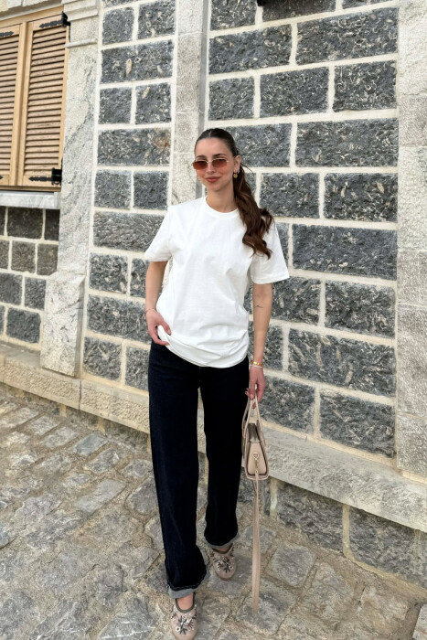 T-SHIRT NJE NGJYRESH PER FEMRA NE NGJYRE TE BARDHE ANTIKE + 6 PALE ÇORAPE DHURATE - 3