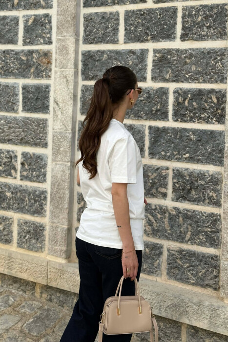 T-SHIRT NJE NGJYRESH PER FEMRA NE NGJYRE TE BARDHE ANTIKE + 6 PALE ÇORAPE DHURATE - 4