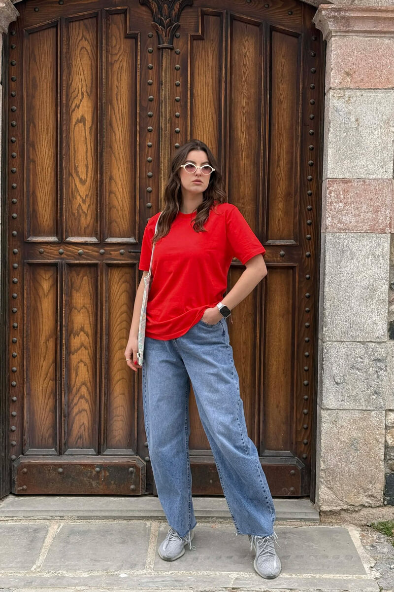 T-SHIRT NJE NGJYRESH PER FEMRA NE NGJYRE TE KUQE + 6 PALE ÇORAPE DHURATE - 3
