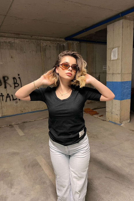 T-SHIRT NJË NGJYRËSHE PËR FEMRA NË NGJYRË E ZEZË - 2
