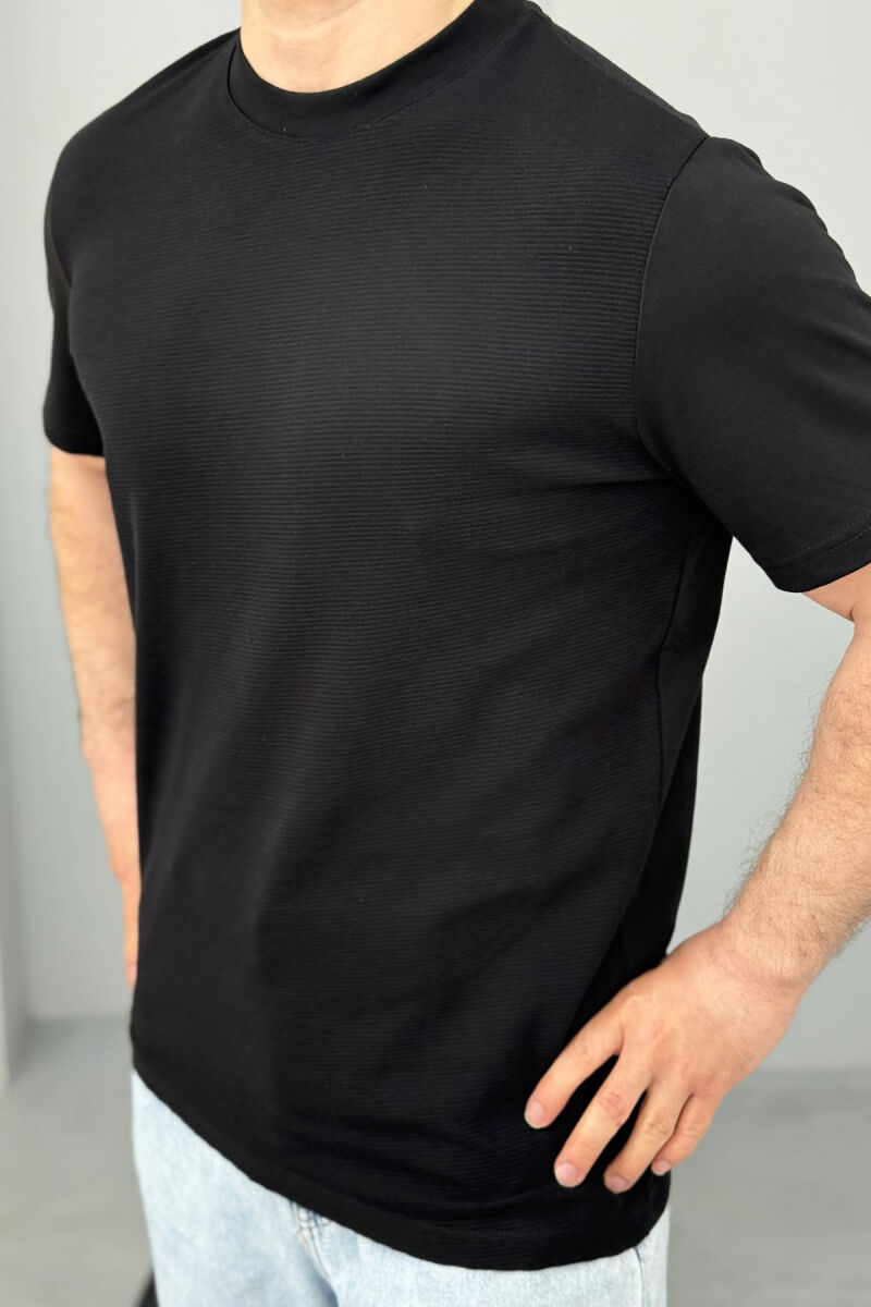 T-SHIRT NJË NGJYRËSHE PËR MESHKUJ NË NGJYRË TË ZEZË - 4
