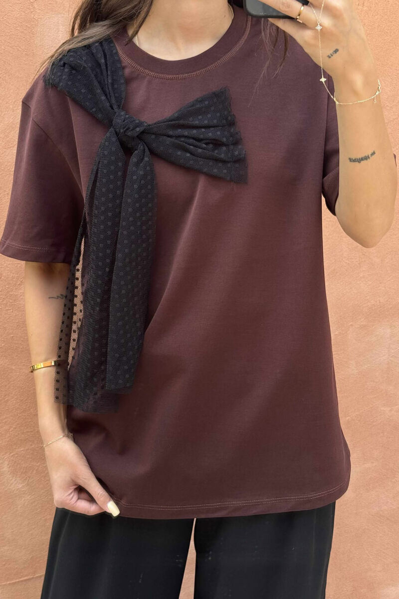 T-SHIRT NJËNGJYRËSH ME DETAJ FJONGOJE PËR FEMRA NË NGJYRËN KAFE - 3