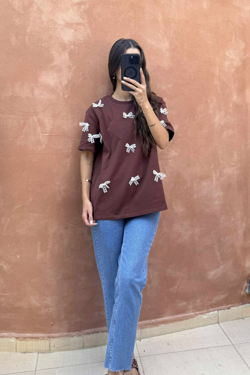 T-SHIRT NJËNGJYRËSH ME DETAJET E FJONGOVE PËR FEMRA NË NGJYRËN KAFE - 1