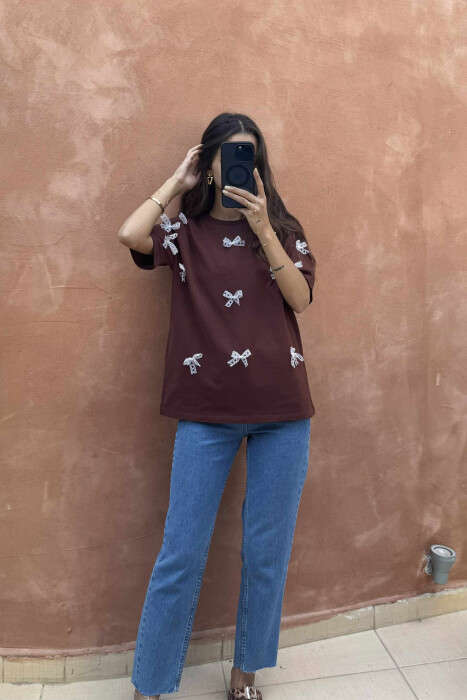 T-SHIRT NJËNGJYRËSH ME DETAJET E FJONGOVE PËR FEMRA NË NGJYRËN KAFE - 2