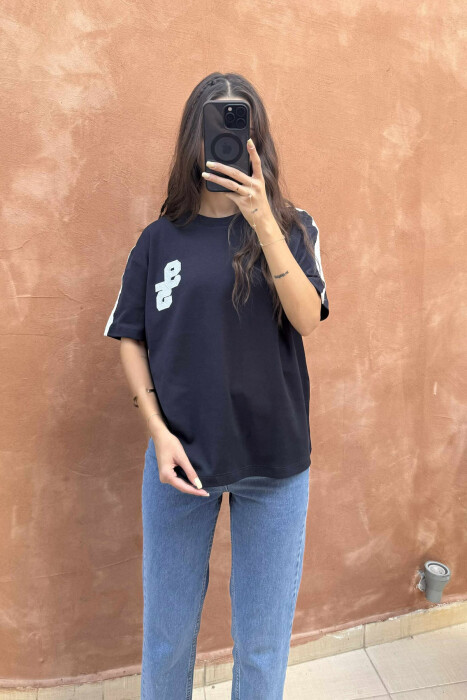 T-SHIRT NJË NGJYRËSH ME JAKË TË RRUMBULLAKËT DHE LOGO 95 PARA PËR FEMRA NË NGJYRËN BLU TË ERRËT - 2