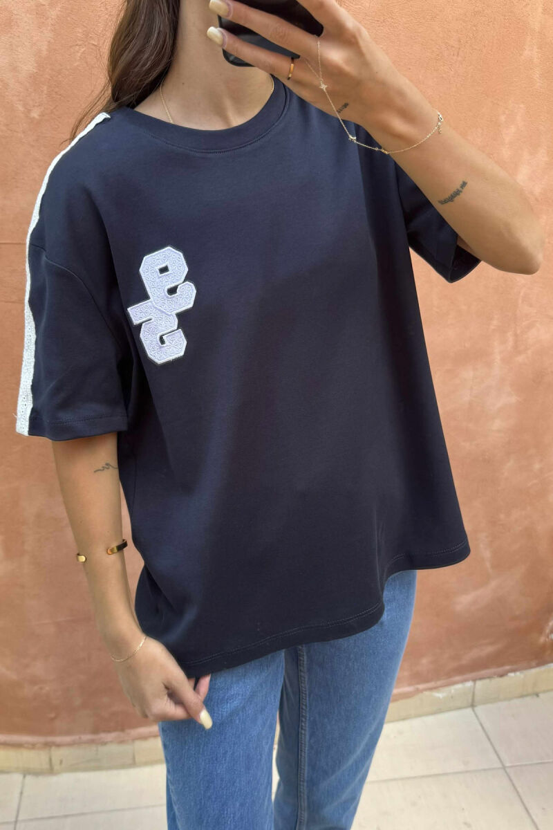 T-SHIRT NJË NGJYRËSH ME JAKË TË RRUMBULLAKËT DHE LOGO 95 PARA PËR FEMRA NË NGJYRËN BLU TË ERRËT - 3