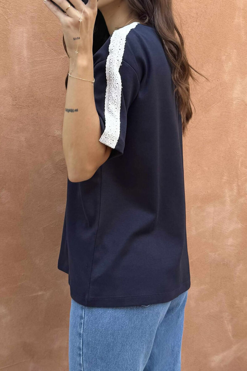 T-SHIRT NJË NGJYRËSH ME JAKË TË RRUMBULLAKËT DHE LOGO 95 PARA PËR FEMRA NË NGJYRËN BLU TË ERRËT - 4