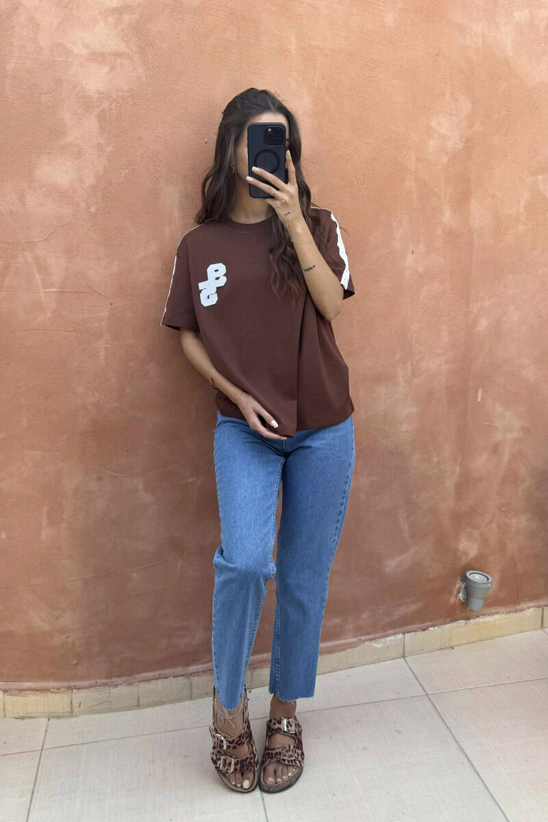 T-SHIRT NJË NGJYRËSH ME JAKË TË RRUMBULLAKËT DHE LOGO 95 PARA PËR FEMRA NË NGJYRËN KAFE - 1