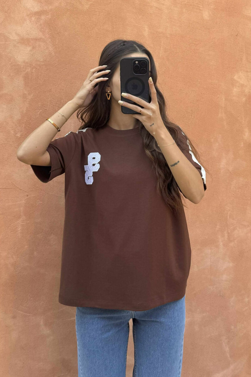 T-SHIRT NJË NGJYRËSH ME JAKË TË RRUMBULLAKËT DHE LOGO 95 PARA PËR FEMRA NË NGJYRËN KAFE - 2