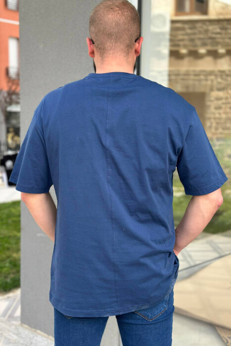 T-SHIRT OVERSIZE PËR MESHKUJ NË NGJYRËN BLU E ZBARDHUR - 2